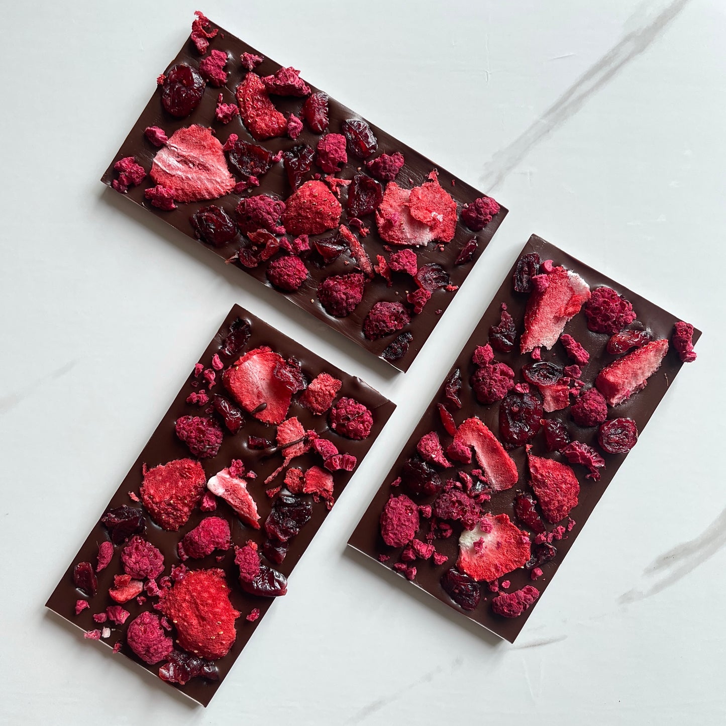 MIXED RED BERRIES CHOCOLATE BAR