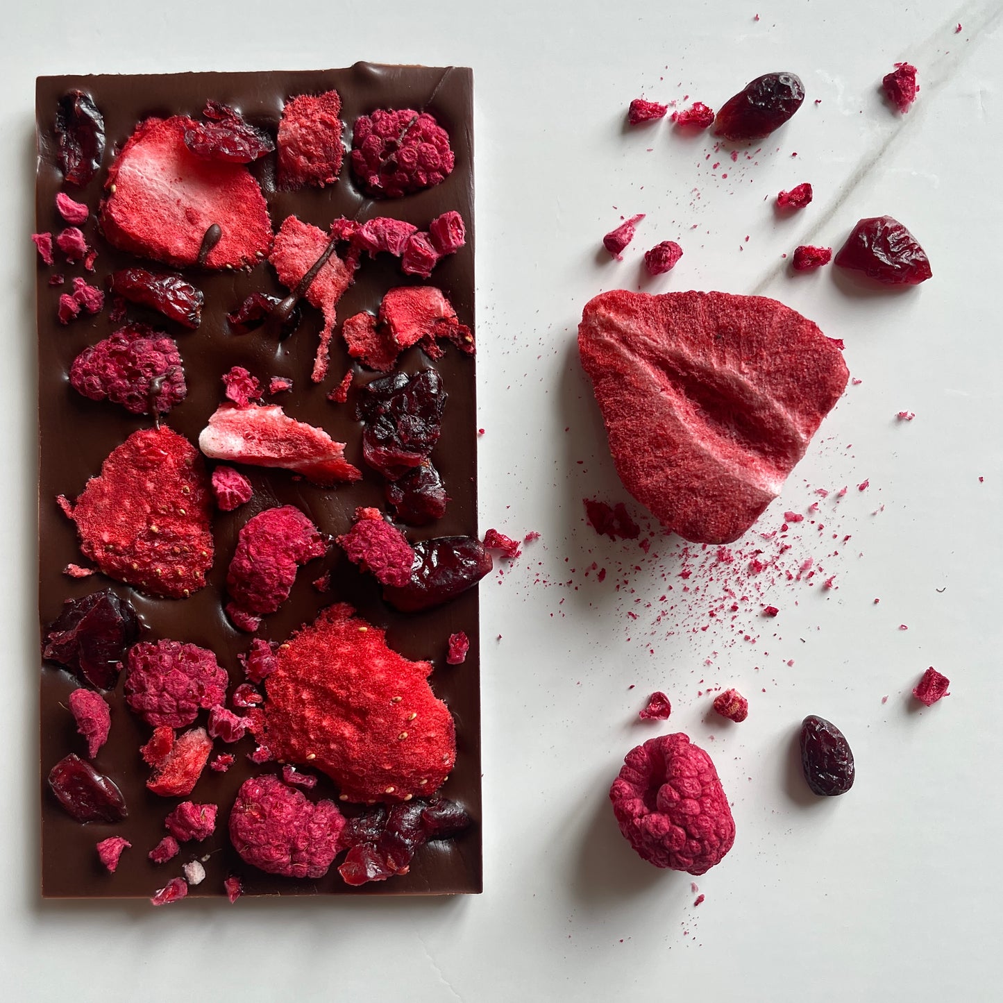 MIXED RED BERRIES CHOCOLATE BAR